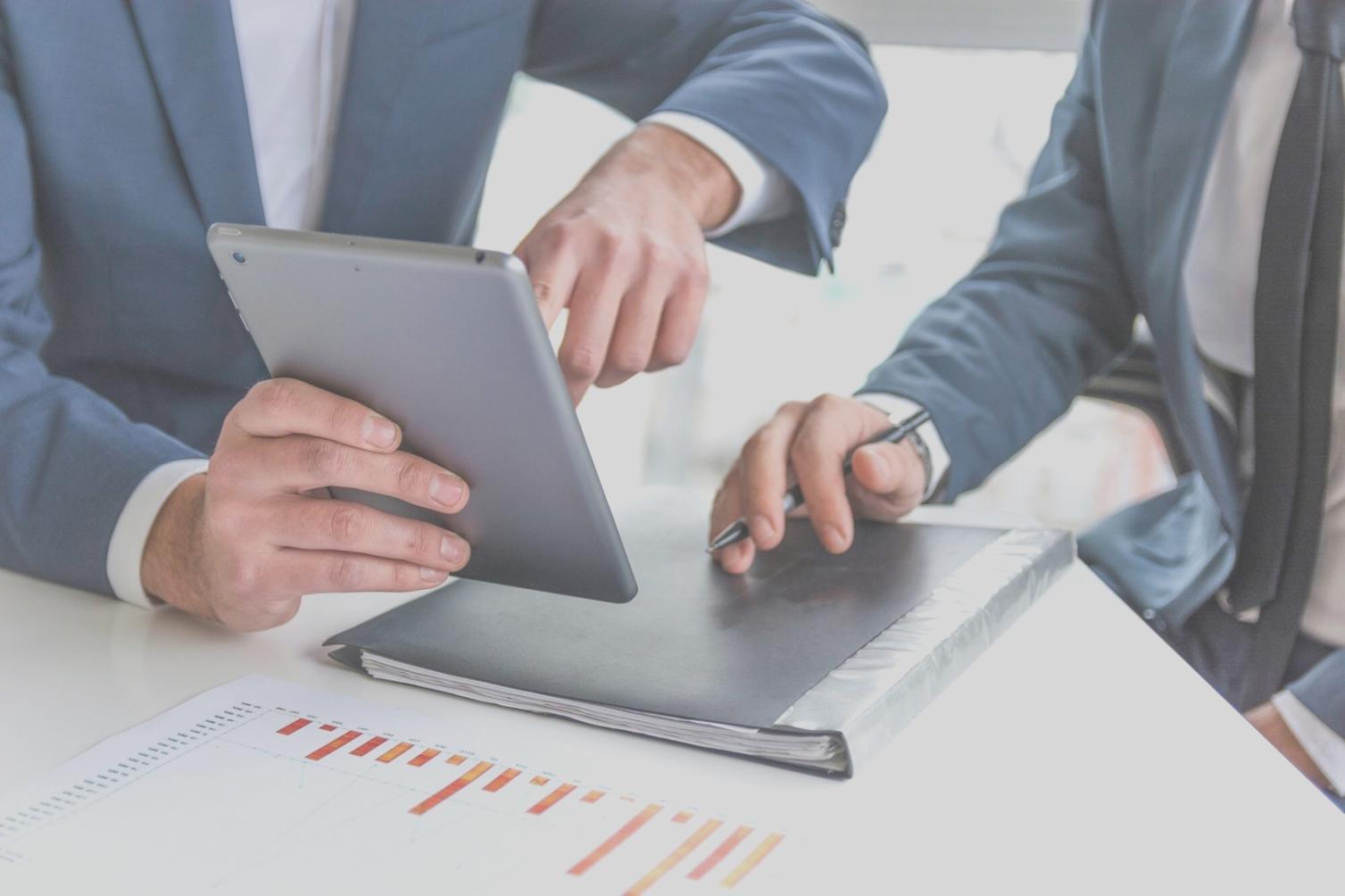 Teilnehmer arbeiten gemeinsam an Finanzanalyse-Projekten