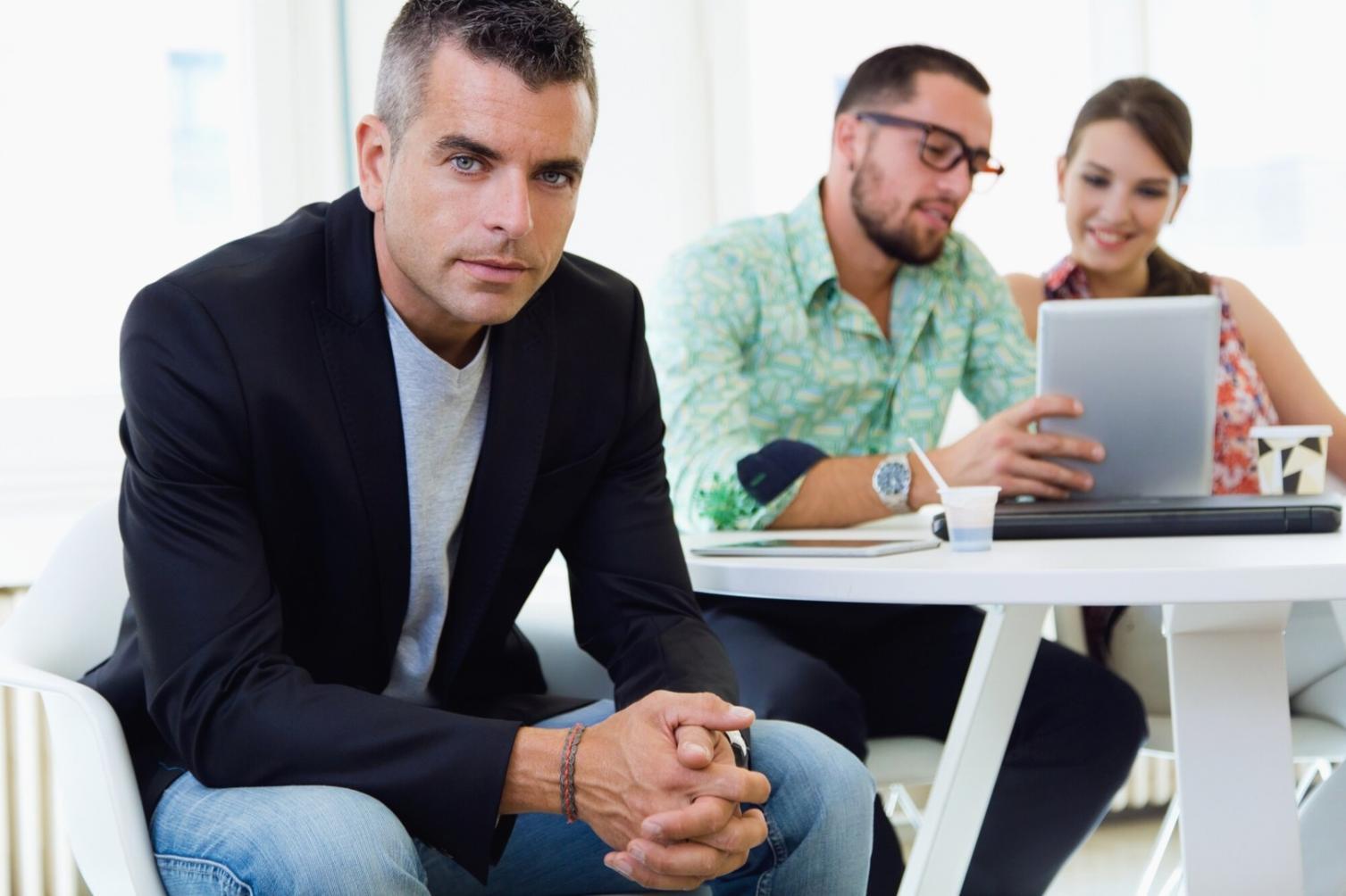 Arbeitsplatz für Finanzanalyse mit mehreren Monitoren