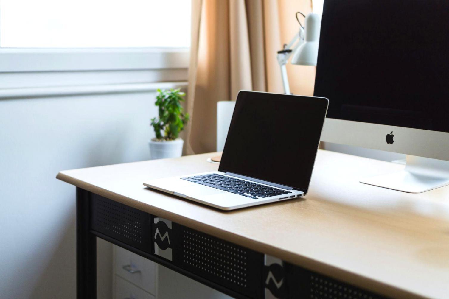 Arbeitsplatz mit Finanzanalyse-Software und Notizen